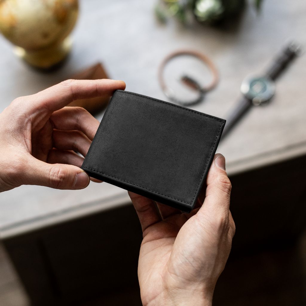 Minimalist Leather Bifold Wallet in Black Matte - Thursday