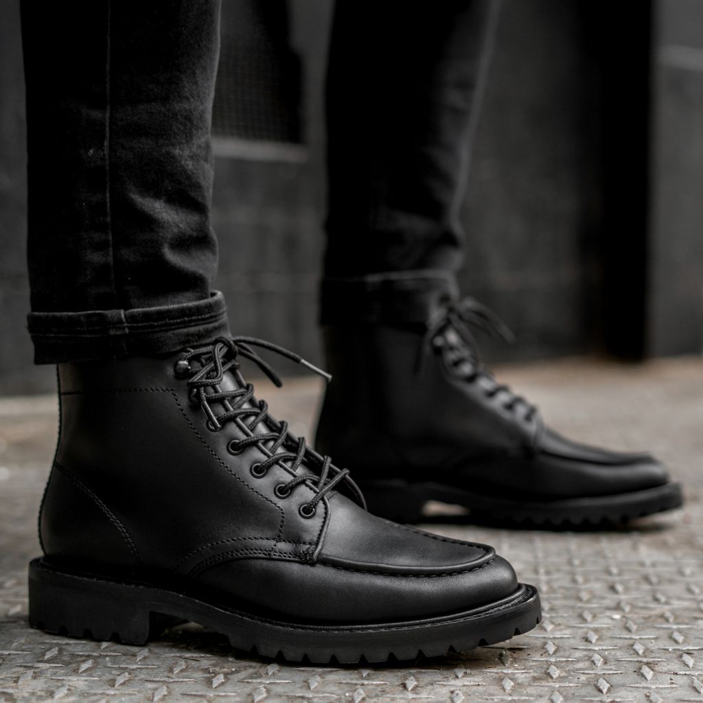 Men's Diplomat Moc Toe Boot In Black Leather - Thursday