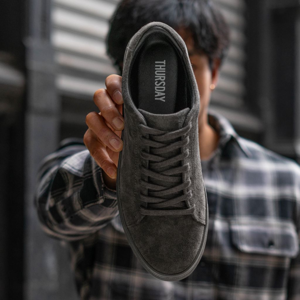 ジャム ストーリーズ Men's Encore Low Top Sneaker In Shadow Grey Suede - Thursday