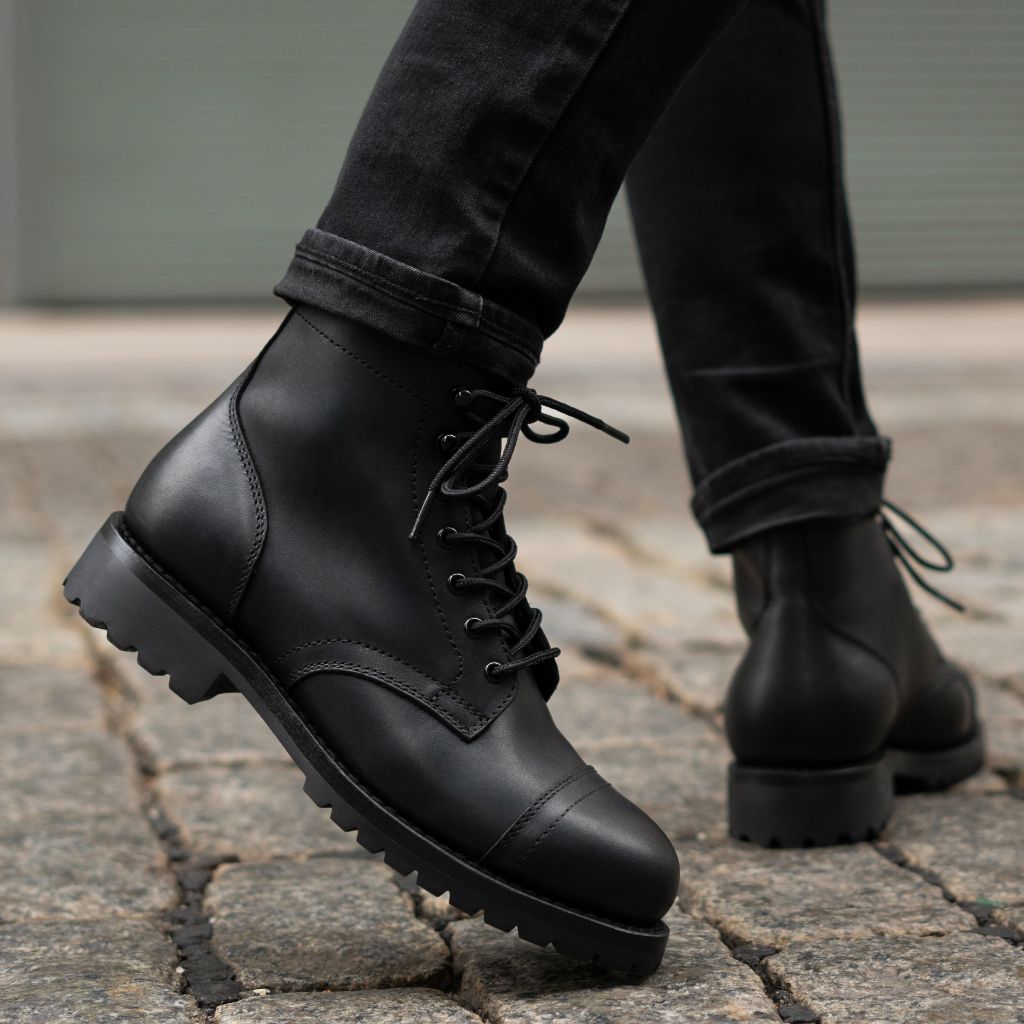 Men's Heritage Captain Boot In Black Oil Tan Leather