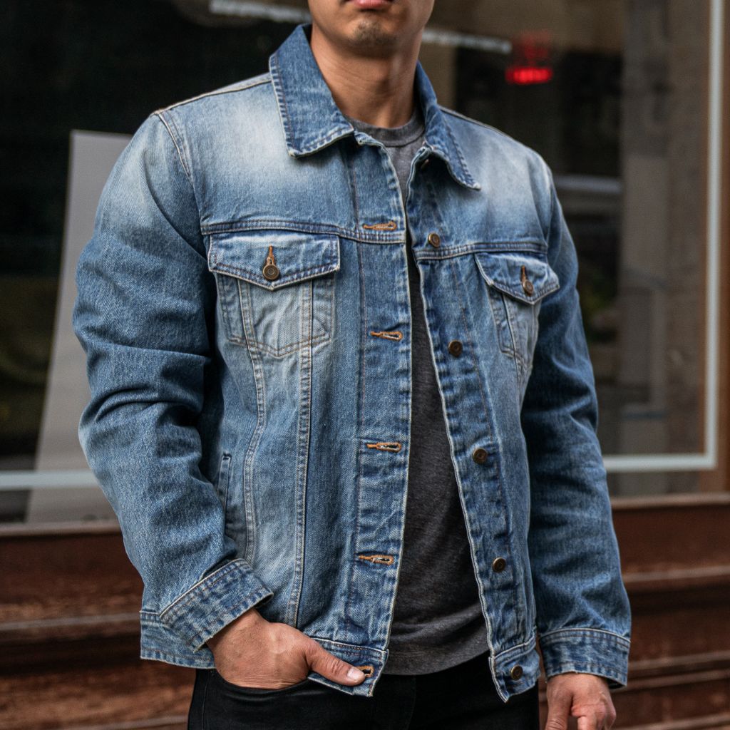 Men's Selvedge Denim Trucker Jacket in Vintage Wash - Thursday