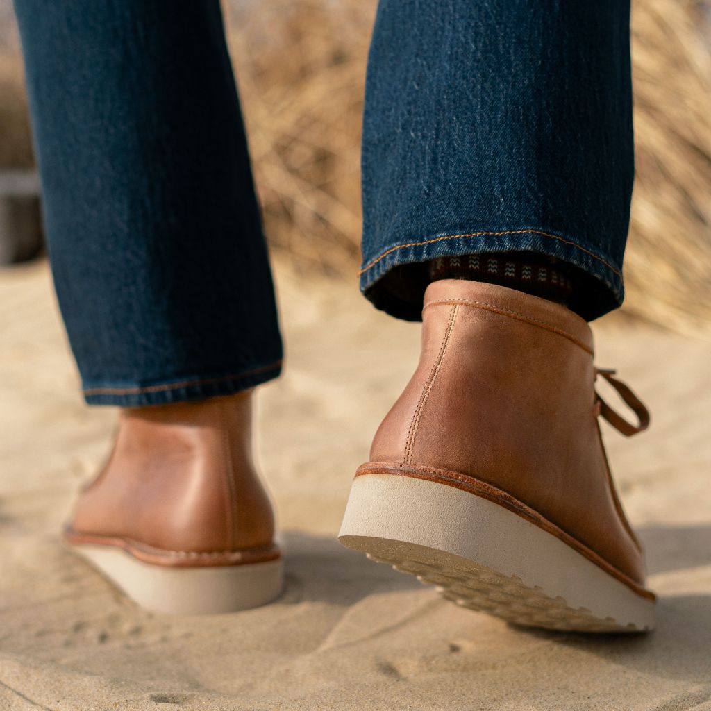 ララピール Men's Scout Chukka Boot In Tan 'Hazelnut' Leather - Thursday
