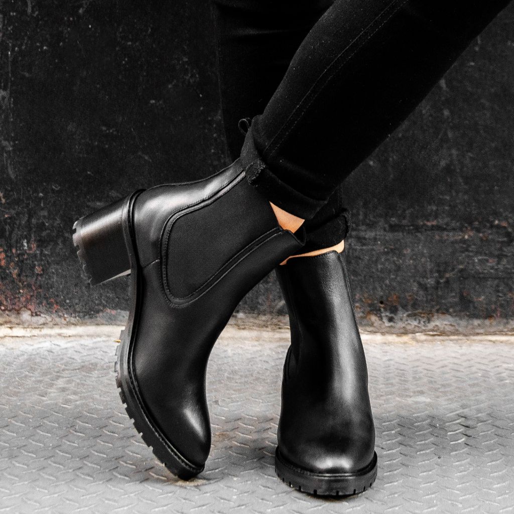 Women's Knockout High Heel Chelsea Boot In Black Leather -