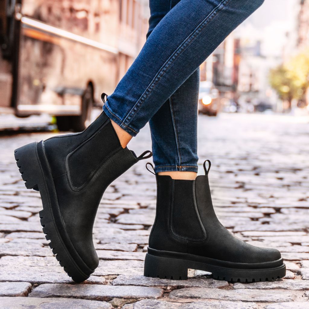 Women's Legend Platform Chelsea Boot In Black Matte Thursday