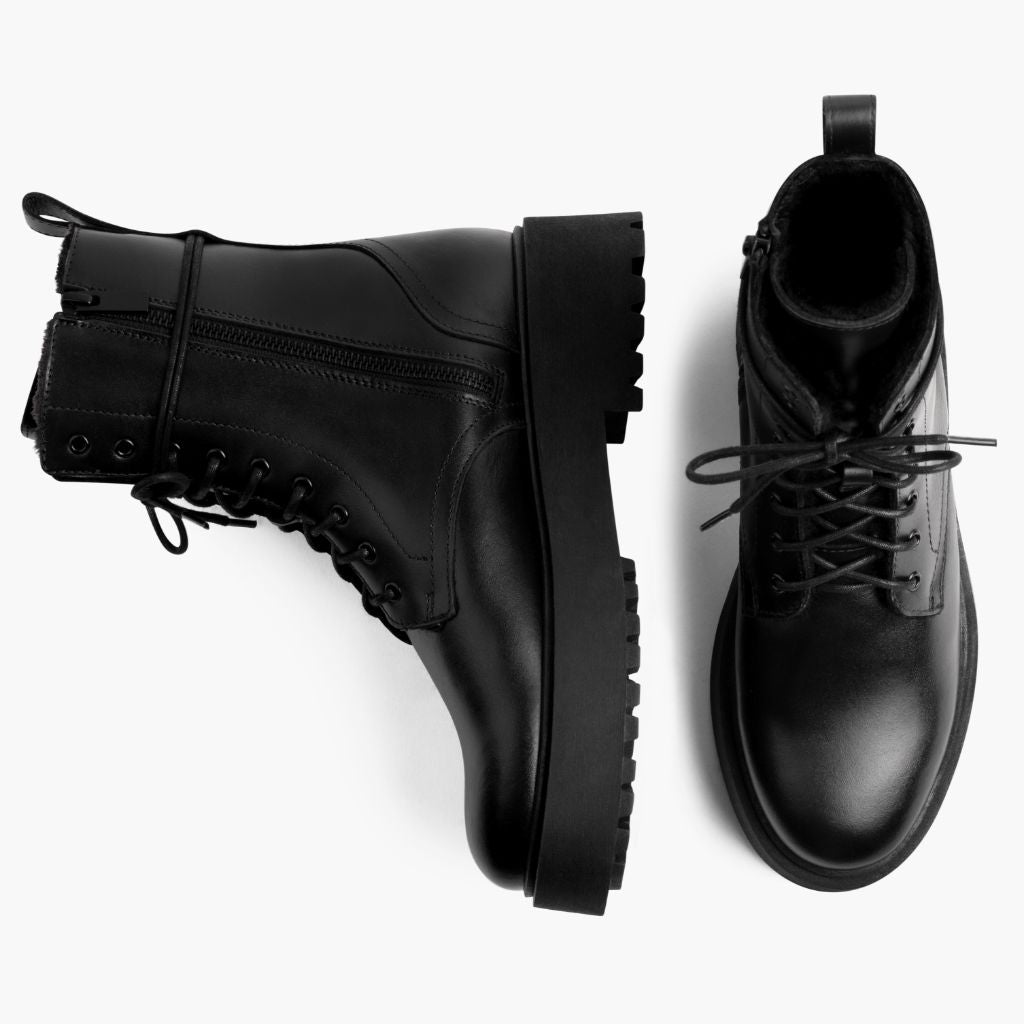 ショートブーツ・ブーティ DEINET TEDDY BEAR BUCKLE BOOTS IN LEATHER BLACK 1024x1024-Women-Quest-