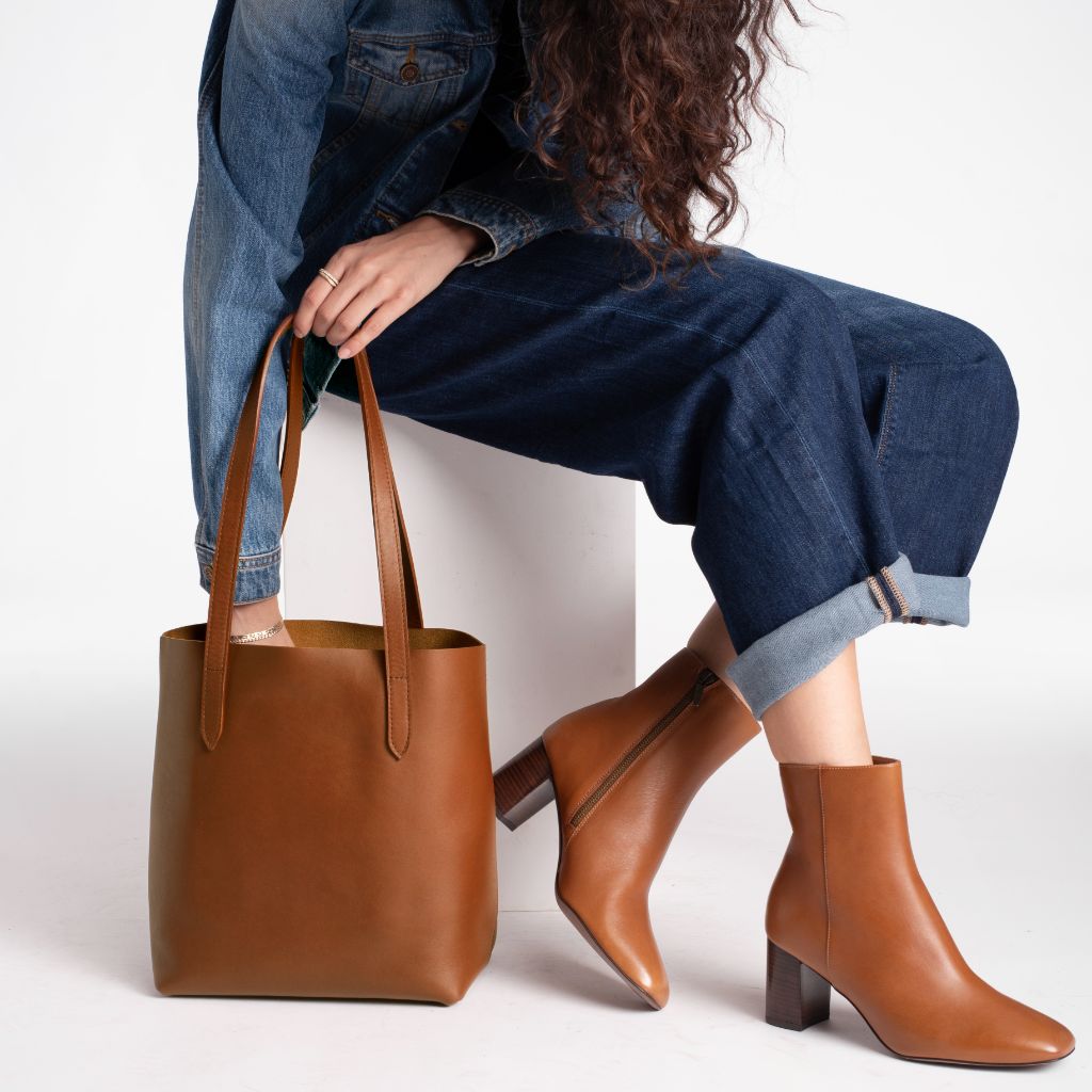 Women's Medium Leather Tote Bag In Tan 'Cuero' - Thursday