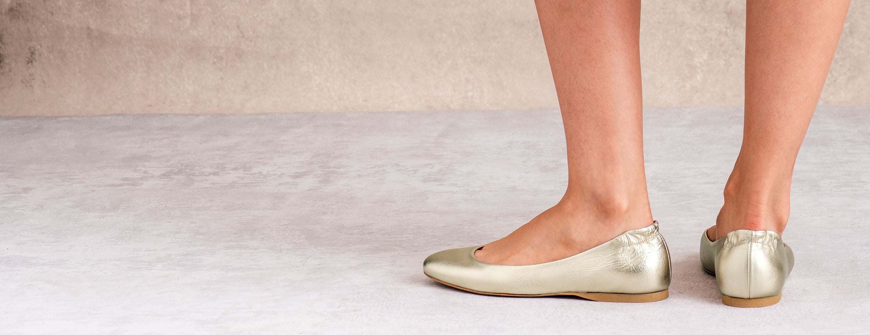 Women's Scrunch Ballet Flat In Gold Leather - Thursday