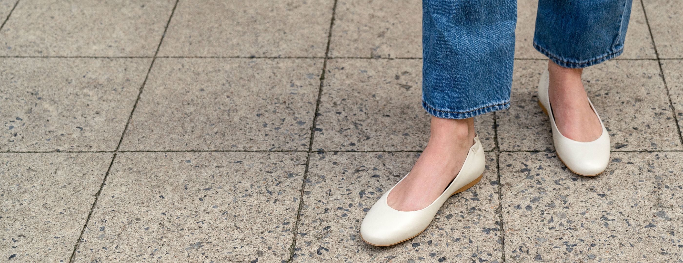 Women's Scrunch Ballet Flat In Ivory Leather - Thursday