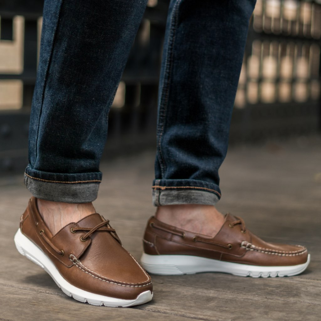 Men's Handsewn Runner Boat Shoe In Hickory Tan Leather Thursday