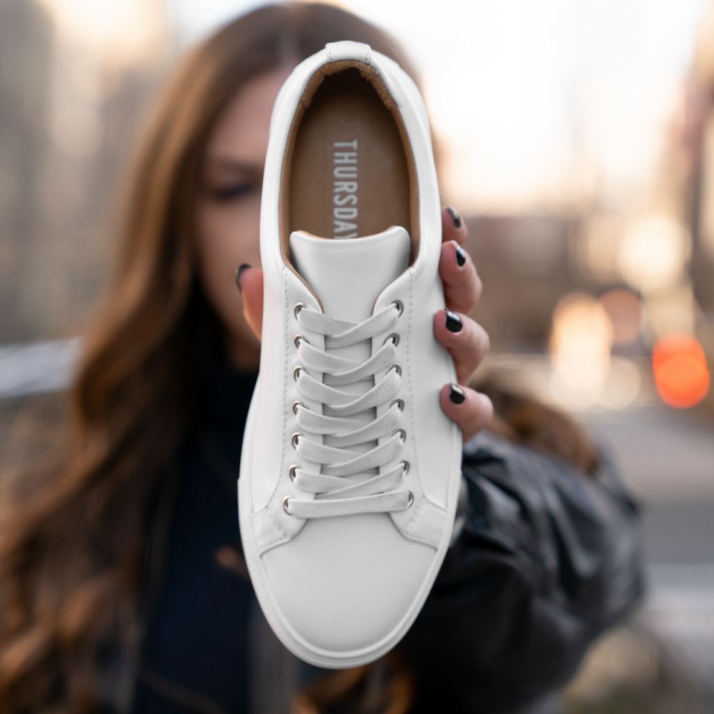 Simple white store leather sneakers